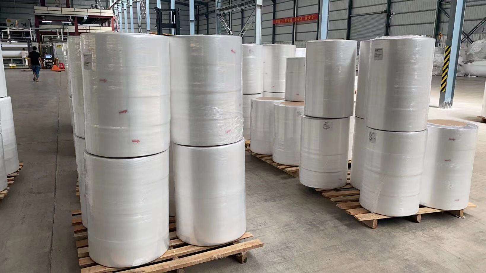 Proveedor de fábrica Materia prima de rollo de tela no tejida Spunlace de tejido húmedo
